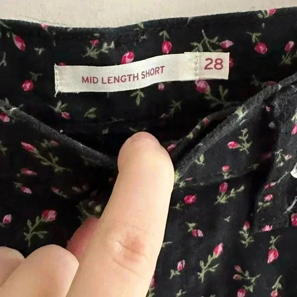 Levi’s Mid Length Shorts, Floral Print, Black Shorts with Pink Flowers,Size 28 - Picture 9 of 16